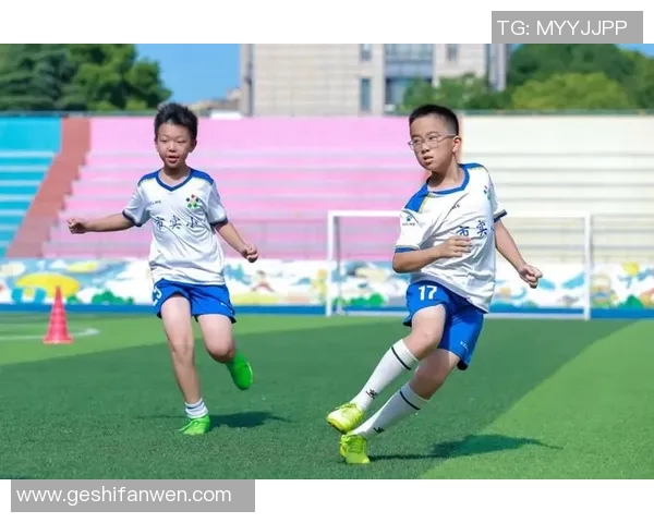 某足球明星的女儿勇敢追梦成为新一代运动偶像的成长故事