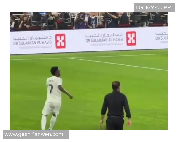 足球明星在绿茵场上的华丽跳跃瞬间展现力量与优雅的完美结合